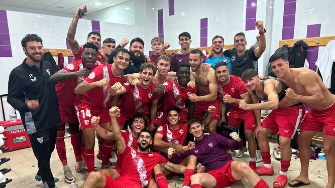 Los futbolistas del Sevilla Atlético festejan el triunfo en el vestuario del estadio de Lepe.