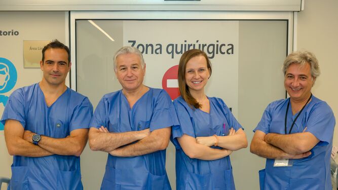 De izquierda a derecha, el ingeniero Andrés Padillo y los cirujanos Javier Padillo, Virginia Durán y Felipe Pareja, de la unidad de Abdomen Catastrófico.
