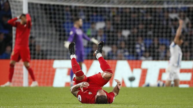Los futbolistas del Sevilla se lamentan tras el tiro de En-Nesyri al larguero.