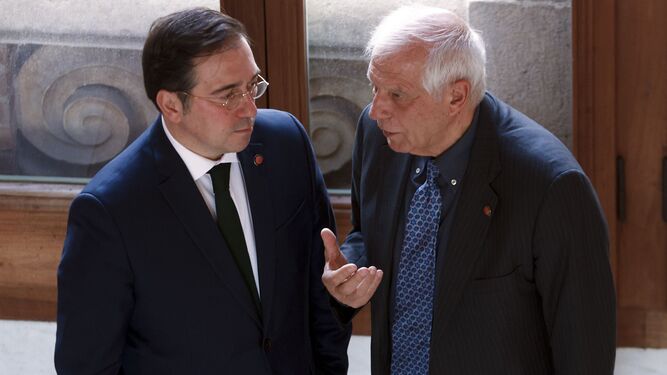 José Manuel Albares mantiene una conversación con Josep Borrell.