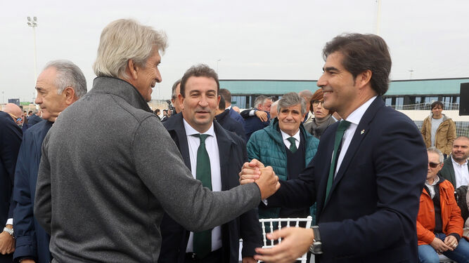 Ángel Haro saluda a Manuel Pellegrini en presencia de López Catalán.