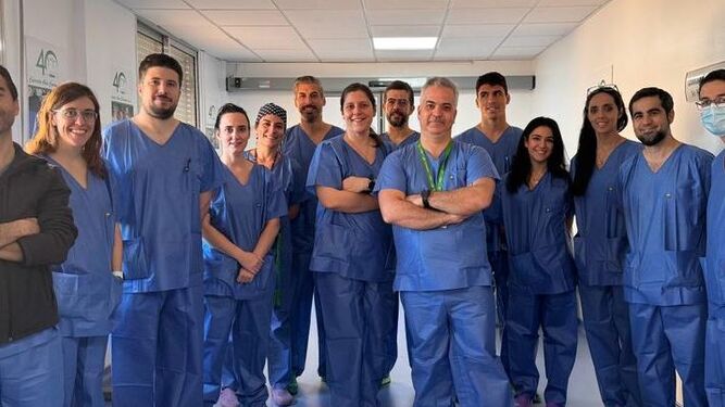Grupo de cirujanos nacional que han acudido a formarse al Valme con los docentes