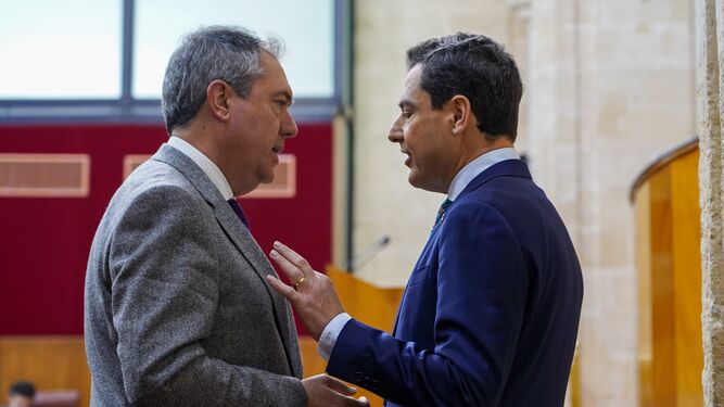 Juan Espadas y Juan Manuel Moreno, en una imagen en el Parlamento de Andalucía.