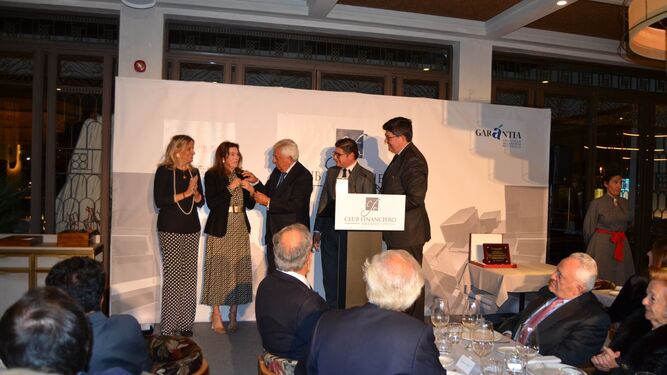 Francisco Herrero recibe la Insignia Honorífica del Instituto Español de Analistas de Andalucía