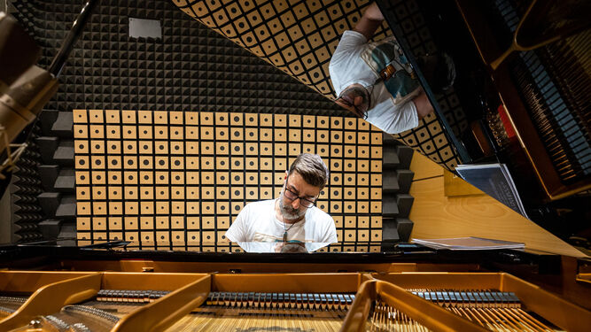 El pianista Emilio González Sanz en el estudio de grabación.