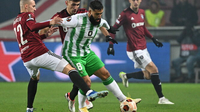 Fekir controla un balón ante la presión dos futbolistas del Sparta Praga.