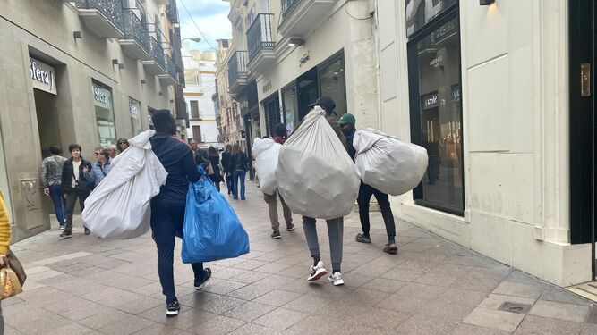 Vendedores ambulantes en el centro de Sevilla.