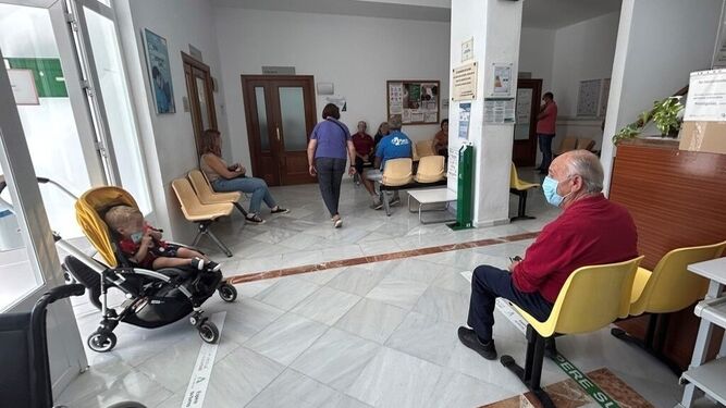 Varios usuarios en la sala de espera de un centro de salud de la provincia.
