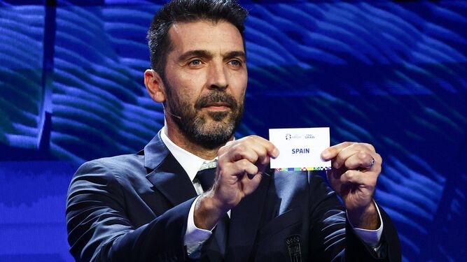 Gianluigi Buffon muestra la papeleta de España durante el sorteo.