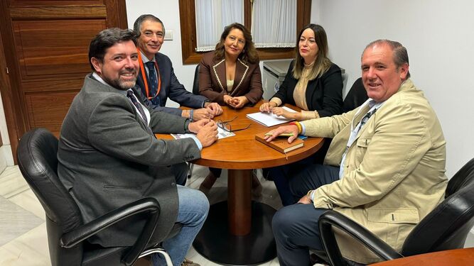 El equipo de gobierno de Lora del Río en una reciente reunión con la consejera de Agricultura de la Junta.