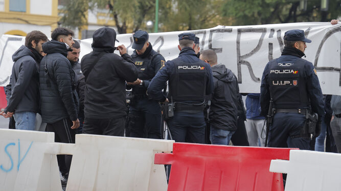 Agentes de la Policía Nacional frente a manifestantes en la bronca Junta de Accionistas del Sevilla .