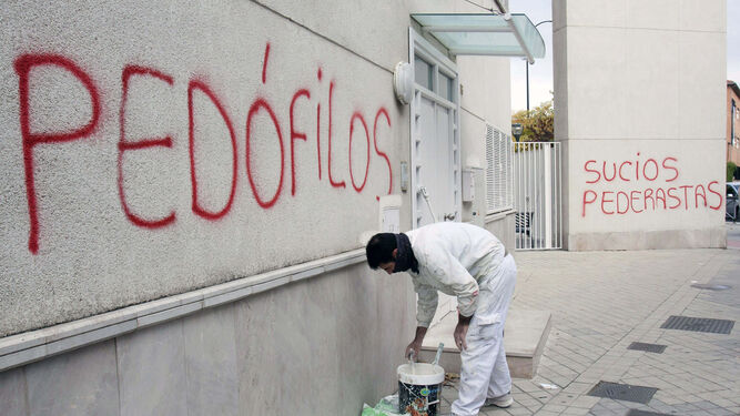 Imagen de archivo de un operario borrando unas pintadas contra un pedófilo en una ciudad andaluza.