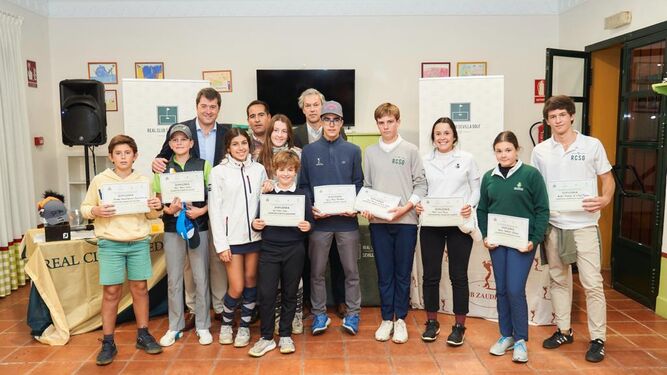 Una foto de algunos de los ganadores en la final de la II Liga Provincial Juvenil de Golf de Sevilla.