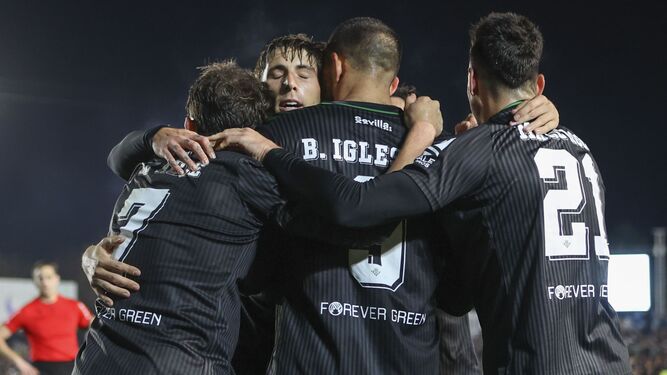 Abde, Miranda, Borja Iglesias y Mar Roca celebran con alivio el gol del triunfo.
