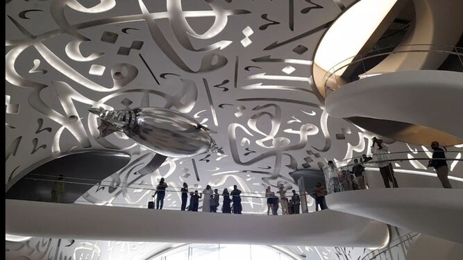 Un dron en forma de cetáceo vuela por el interior del vestíbulo del Museo del Futuro de Dubai