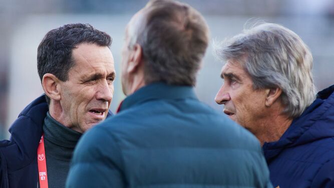 Ramón Planes dialoga con Manuel Pellegrini y Rubén Cousillas antes del inicio del encuentro del Betis en casa del Villanovense el pasado jueves en la Copa del Rey.