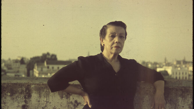 La Niña de los Peines en 1952, en la azotea de su casa de la calle Calatrava de Sevilla.