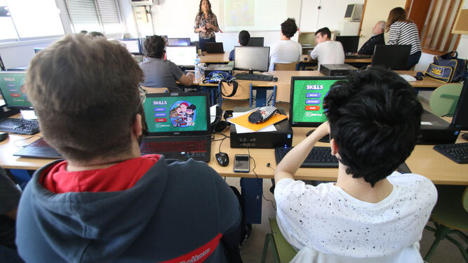 Alumnos prueban en un colegio un videojuego educativo