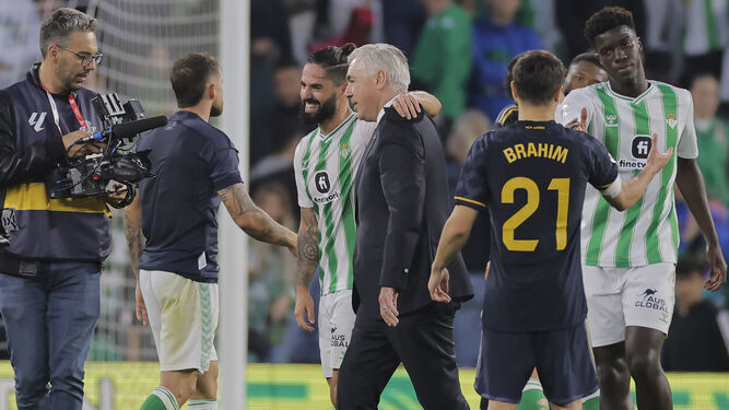 Isco se despide con un abrazo y una gran sonrisa de Ancelotti tras el partido.