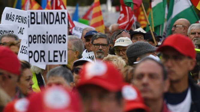 Manifestación en Madrid reclamando blindar las pensiones.