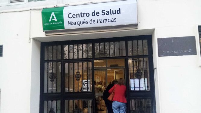 Una mujer accede al centro de salud de Marques de Paradas, en una imagen de archivo.