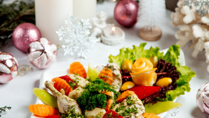 Alimentos saludables en una mesa navideña.