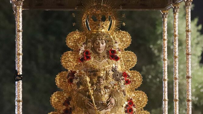 La Virgen del Rocío en la procesión del Lunes de Pentecostés.