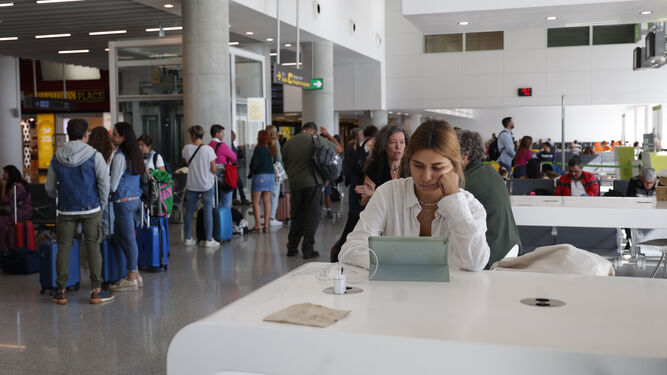 Usuarios del aeropuerto de Sevilla en una de las dependencias de las instalaciones.