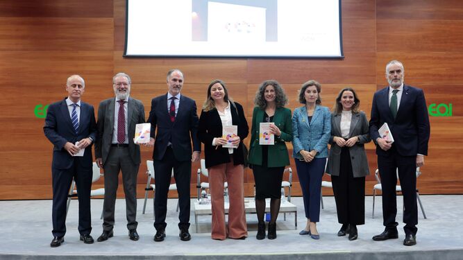 Las autoras Marta Delgado y Mar Madrid junto a los integrantes del coloquio organizado ayer en el Foro EOI-Aedipe.