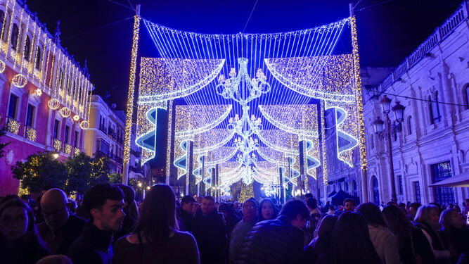 Numeroso público en la plaza de San Francisco para ver la iluminación navideña.