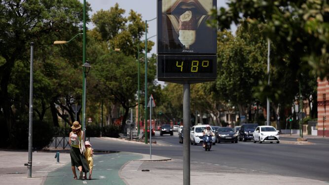 Un termómetro marcaba este verano 48 grados en Sevilla.