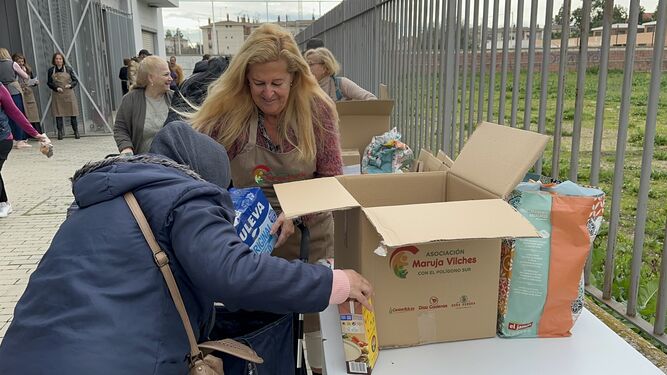 La asociación 'Maruja Vilches con el Polígono Sur' entrega cien cajas de alimentos a las familias más vulnerables