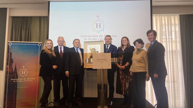 Luis de Lezama recibe el XXI Premio Embajador de Sevilla