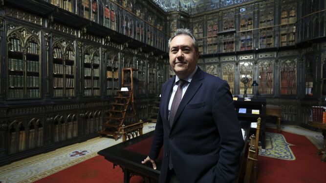 Juan Espadas, fotografiado esta semana en la biblioteca del Senado.