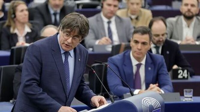 Puigdemont interviene en el Parlamento Europeo en presencia del presidente Sánchez.