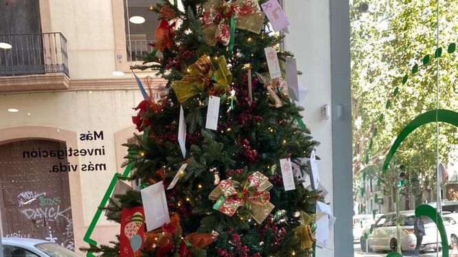 Un árbol de Navidad adornado con copias de las cartas que se enviarán a los hospitales