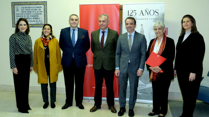 El alcalde con el equipo directivo del centro y la presidenta de la la Fundación Spínola..