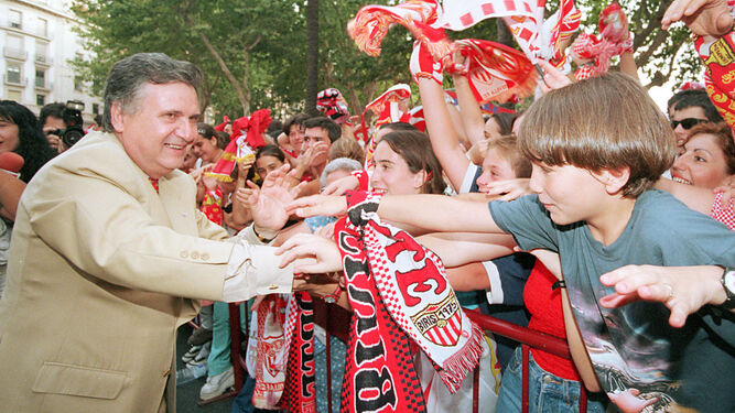 Rafael Carrión, jubiloso entre la marea sevillista en la fiesta del ascenso en junio de 1999.