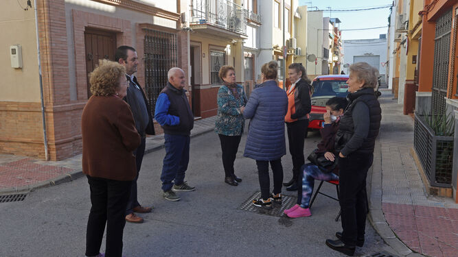 Un grupo de vecinos afectados, el pasado jueves, en una de las calles de la barriada Guadalquivir, donde denuncian la presencia de gases tóxicos.