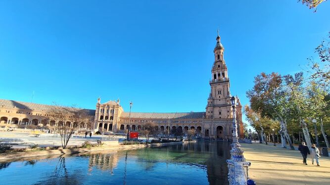 Plaza de España de Sevilla con la torre Sur al fondo.