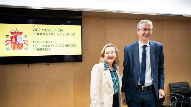 Pablo Hernández de Coz, gobernador del Banco de España, con la vicepresidenta económica Nadia Calviño este lunes