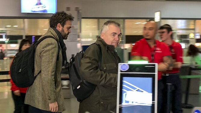 Juan Francisco Serrano, vocal de la Ejecutiva Federal, y Santos Cerdán, secretario de Organización del PSOE, llegan a Suiza para asistir a la mediación.