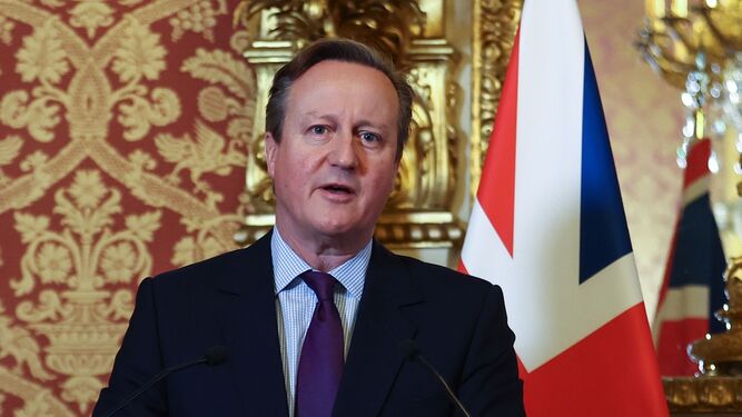 David Cameron, durante la rueda de prensa en París.