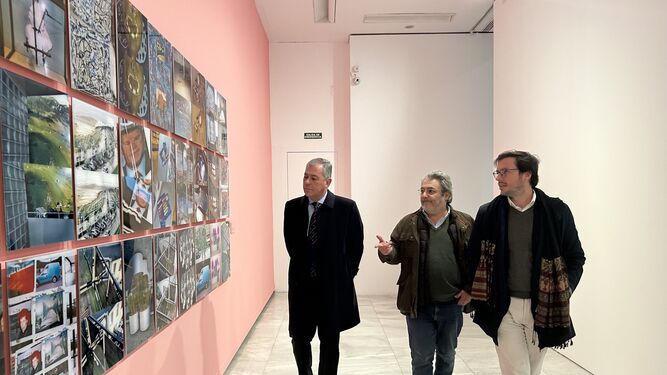 El alcalde de Sevilla, José Luis Sanz, recorre la exposición 'Dime quién eres Yo' de Luis Gordillo en Madrid.