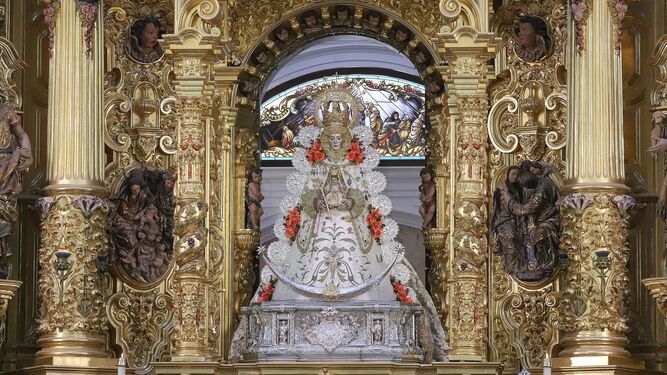 Imagen de archivo de la Virgen del Rocío en su camarín.