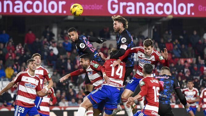 Sergio Ramos conecta el cabezazo del 0-3 para el Sevilla.