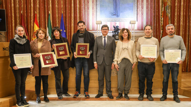 Pimentel con todos los premiados en la 24 edición de la Feria de Artesanía Creativa de Sevilla.