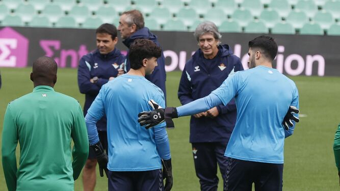 Manuel Pellegrini, en un entrenamiento en el estadio con sus jugadores.