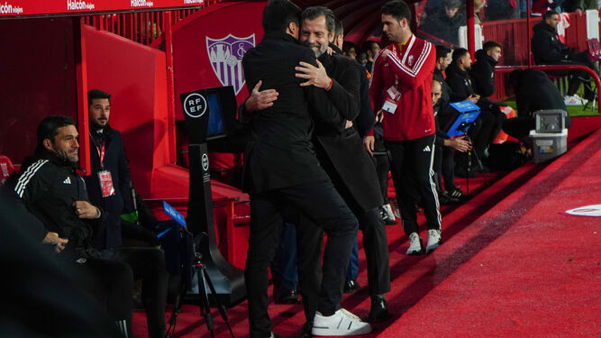 Quique Flores se abraza sonriente a Alexander Medina antes del partido en Granada.
