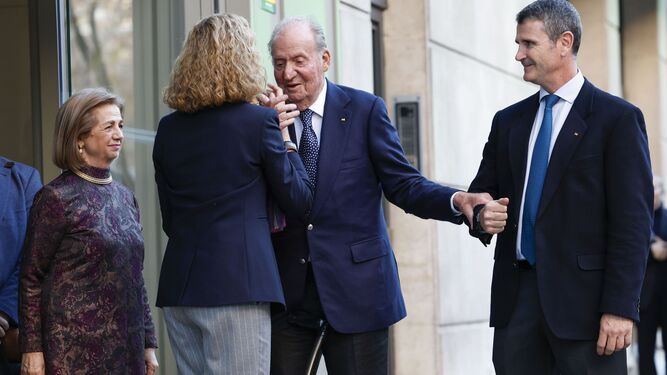 Don Juan Carlos se despide afectuoso de su hija Elena tras celebrar su cumpleaños en Madrid
